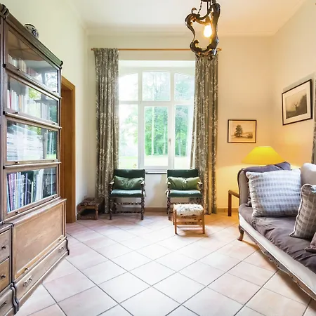 Nyaraló Mansion In Beauplateau Near Forest